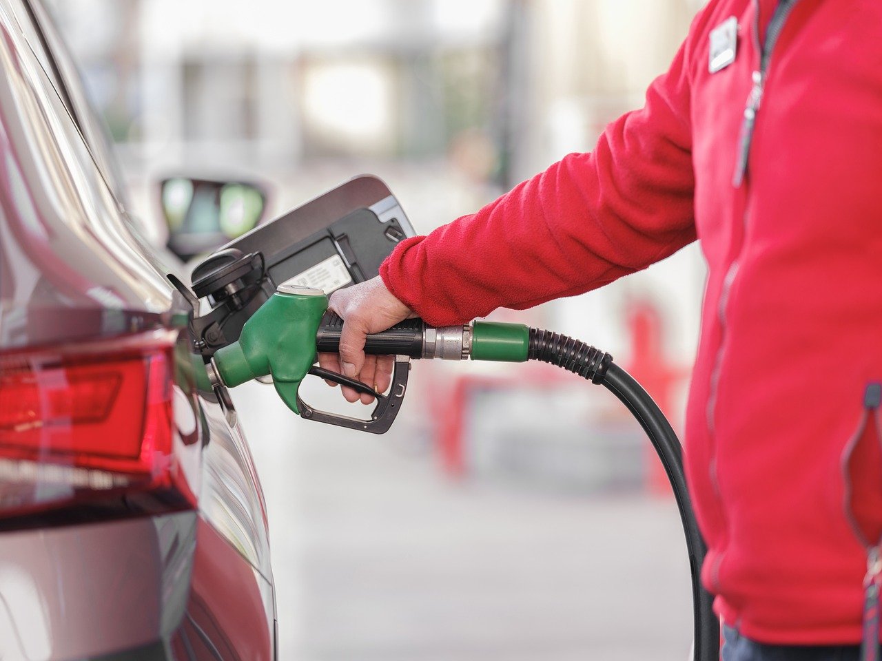 Crude Oil Prices Weaken on Dollar Strength