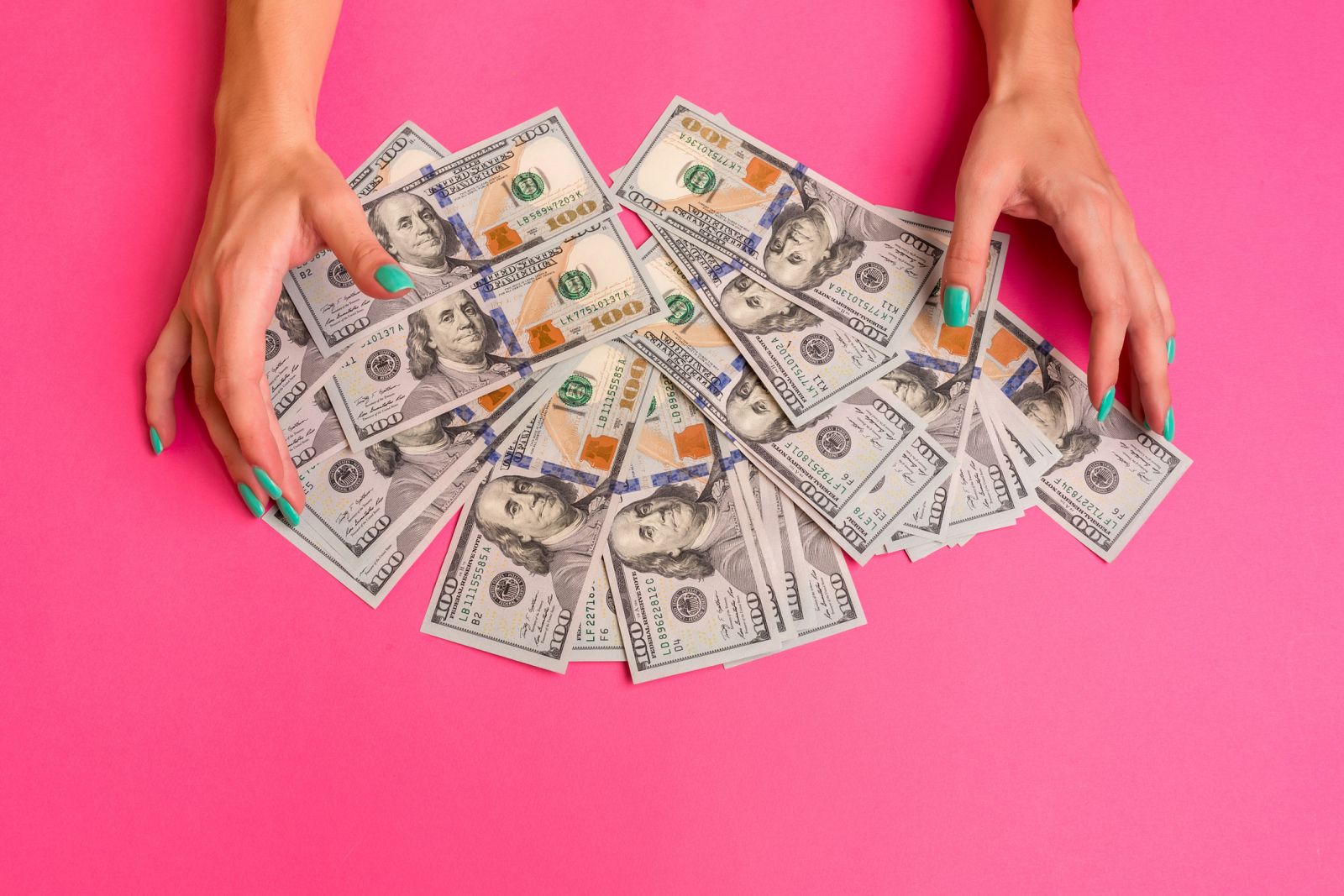 Dollar Boosted by US Economic Strength and Hawkish Fed Comments