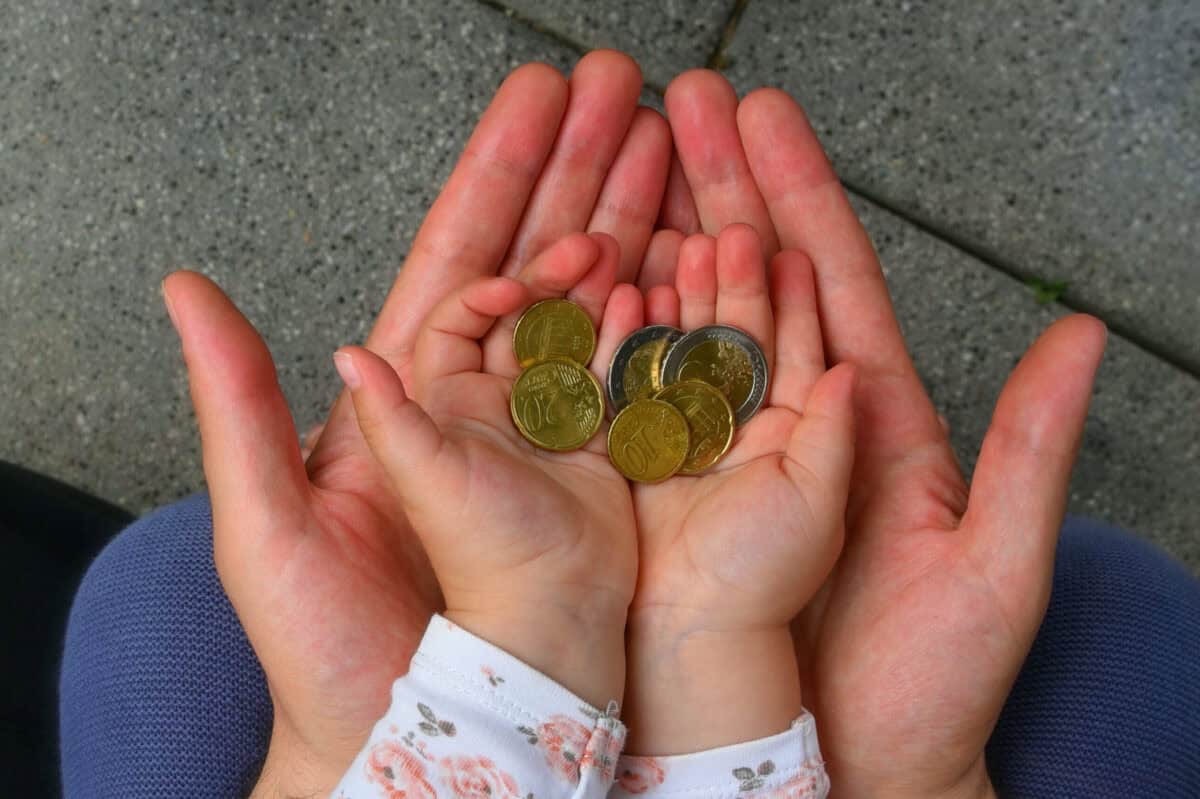 The Economy Is Slowing: 2 TSX Stocks I’d Still Buy Today