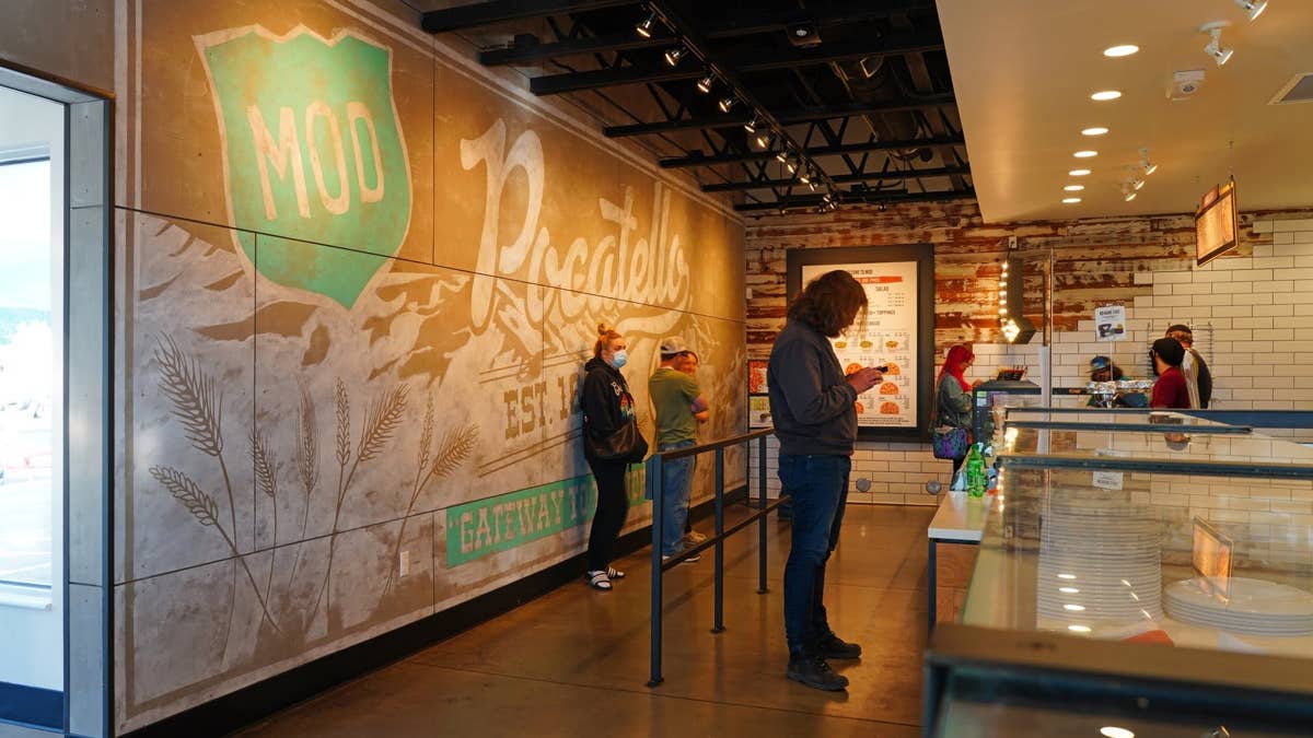 Make-your-own pizza chain keeps shrinking after bankruptcy scare