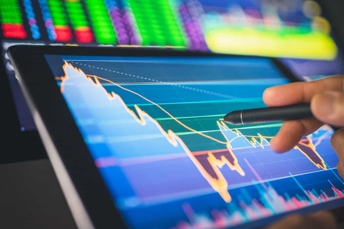Buy the Dip: 2 TSX Dividend Stocks to Own for Passive Income